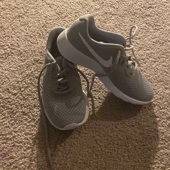 Nike shoes size3Y - Picture 1 of 2